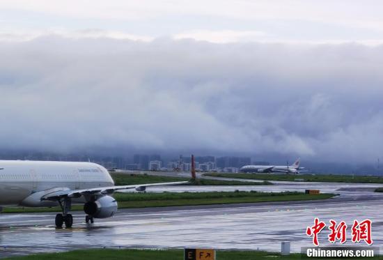暴雨后的重庆江北国际机场,航班陆续恢复.