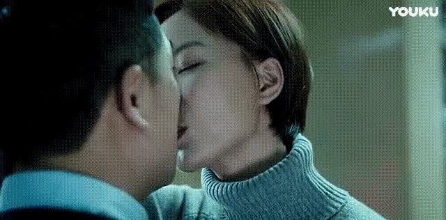 张嘉译讲述与王珞丹吻戏她是个敬业的演员一把就给我按墙上了