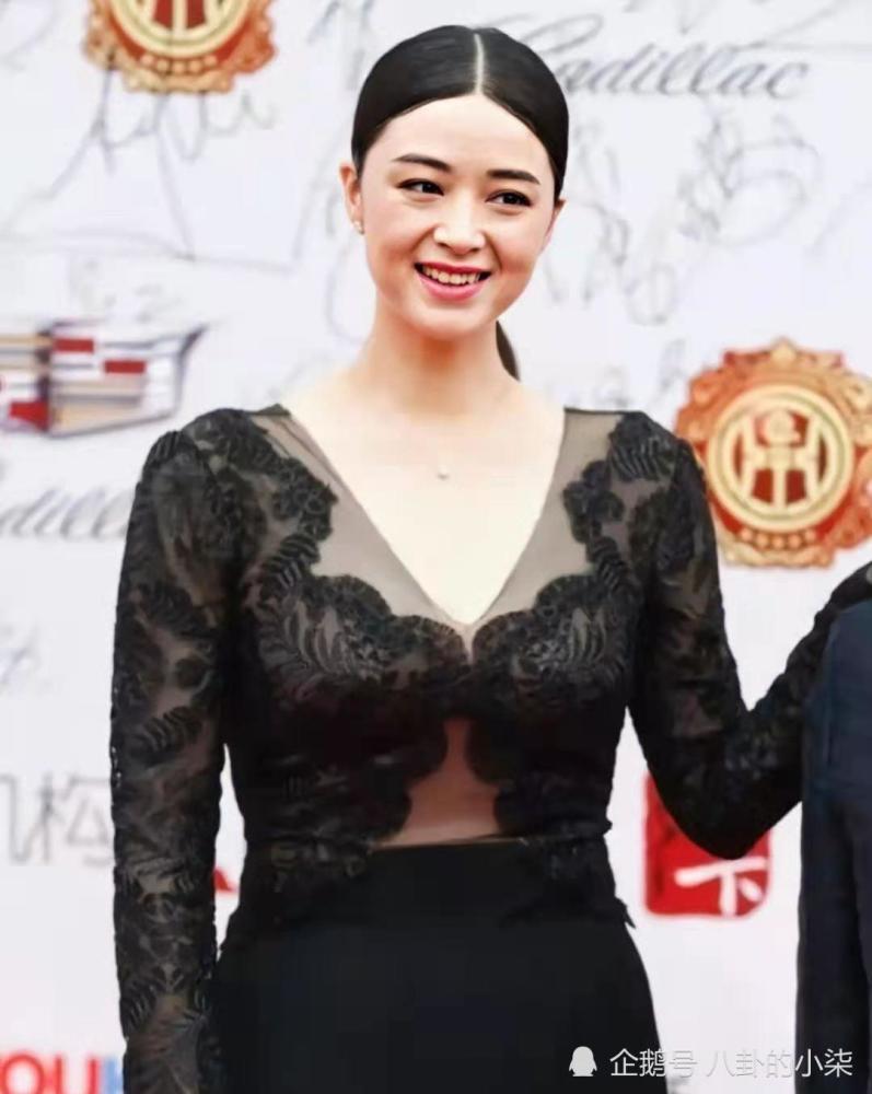 蒋欣确实有自信,穿高开叉长裙不惧壮硕身材,不但不丑还意外惊艳