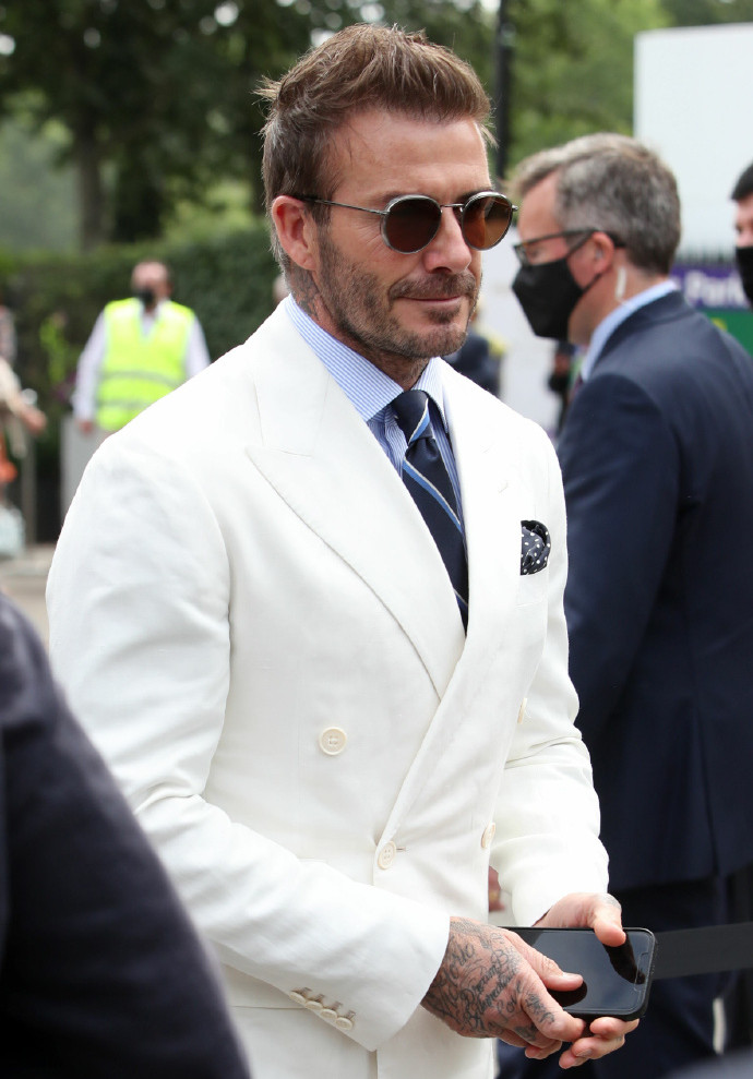 全场焦点46岁贝克汉姆现身温网引发混乱魅力无法抗拒太帅了