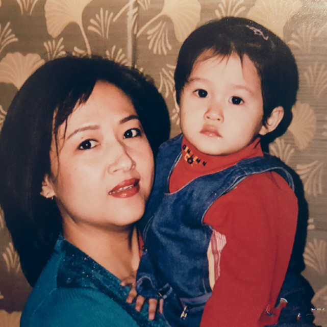 关晓彤罕晒母女合照凡尔赛夸妈妈漂亮母女高颜值如复制粘贴