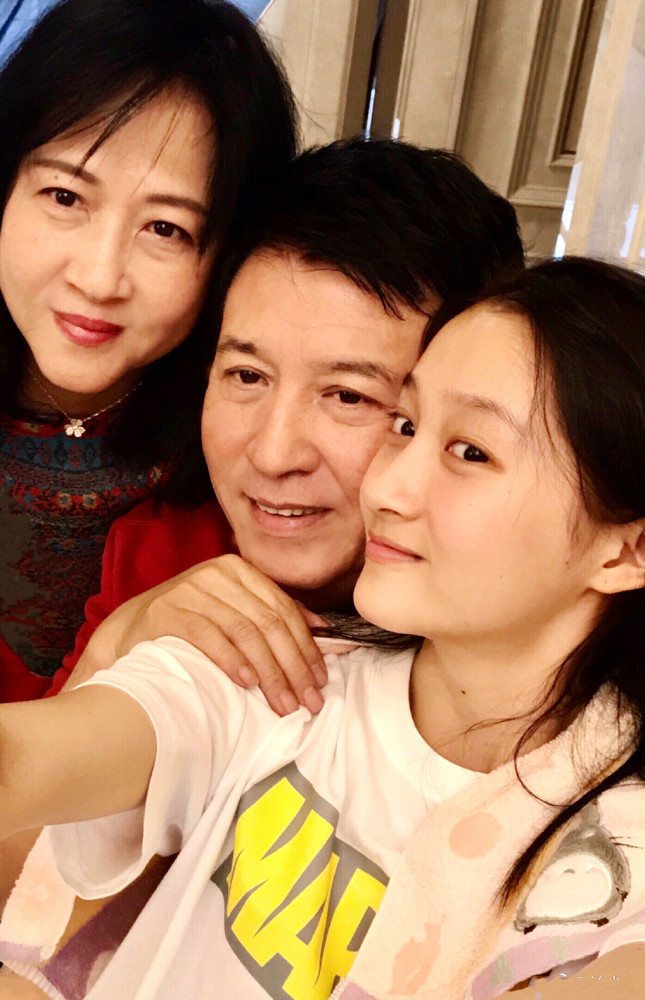 关晓彤罕晒母女合照,凡尔赛夸妈妈漂亮,母女高颜值如复制粘贴_腾讯