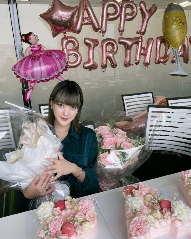 龙丹妮旗下女团成员被曝轻生未遂生日当天直播曾情绪崩溃