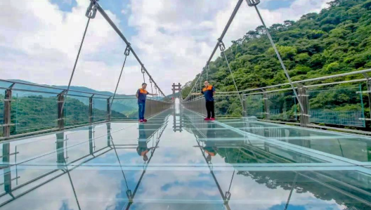 满足你的心跳之旅网红玻璃桥清远云天玻霸