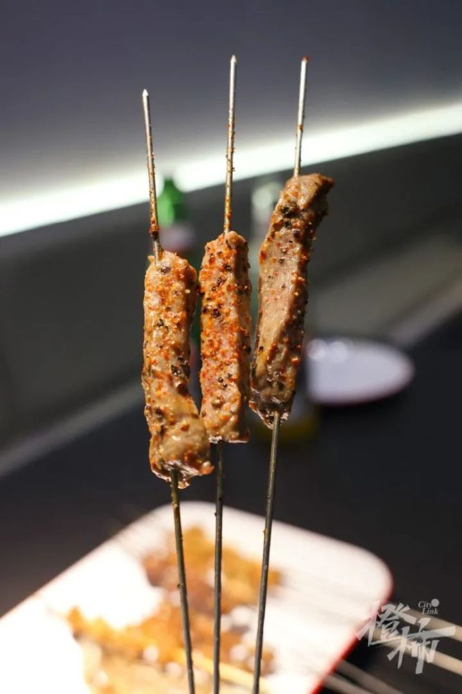 杭城这家东北烧烤居然是戴军开的烤鸡头炭烤蚕蛹敢来试试吗