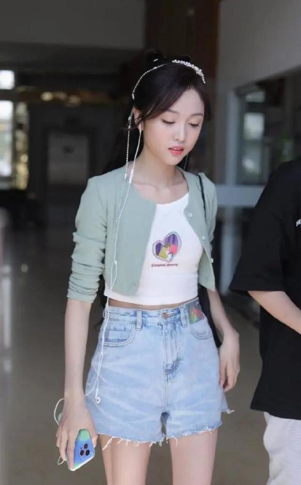 吴宣仪上班穿得真清凉,小背心配短裤,一双大长腿太抢镜