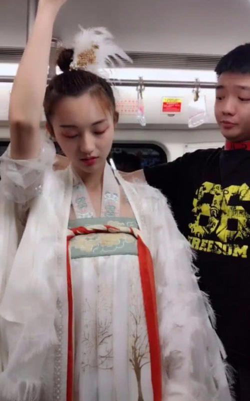 "汉服小姐姐"在地铁走红,看到有人偷拍她做出了这一个动作