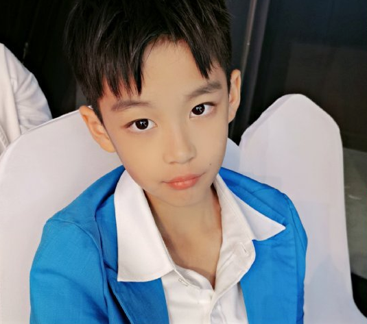 星二代不易曹颖十岁儿子首次主持一天工作十几个小时满脸疲惫