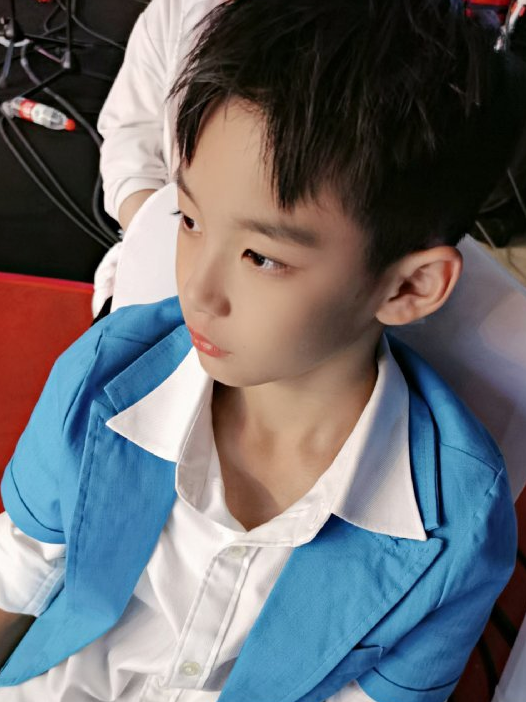 曹颖十岁儿子首次主持,一天工作十几个小时满脸疲惫_腾讯新闻