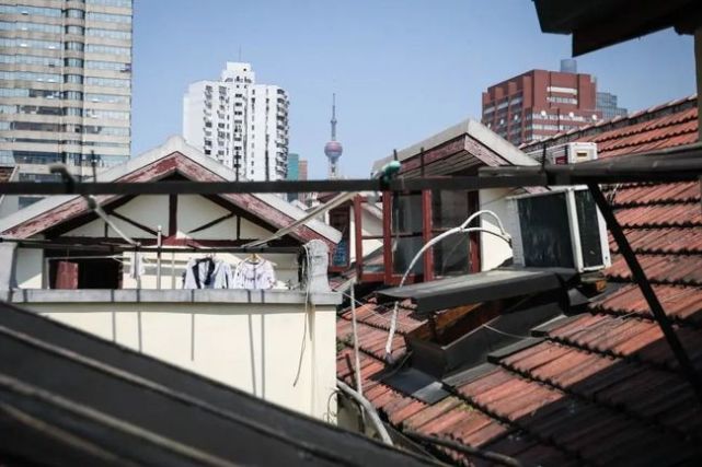 上海市中心纸片楼最窄仅20cm吃喝拉撒全在阁楼里