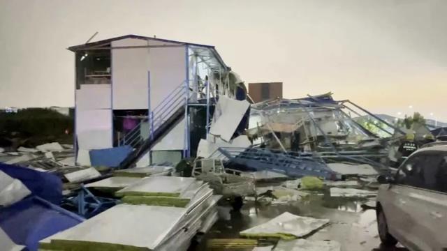 山东莘县现龙卷风汽车被掀翻济南工地2层板房倒塌40人被困