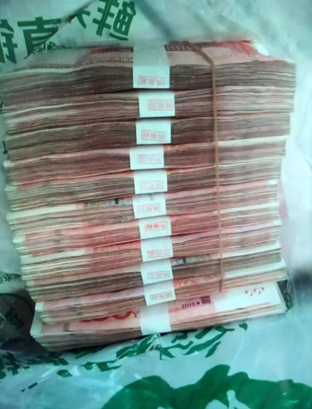 超厚一沓人民币这只被遗忘在高铁上的行李箱把乘务员都惊到了