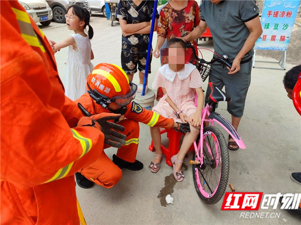 江永小女孩脚卡自行车消防暖心救援