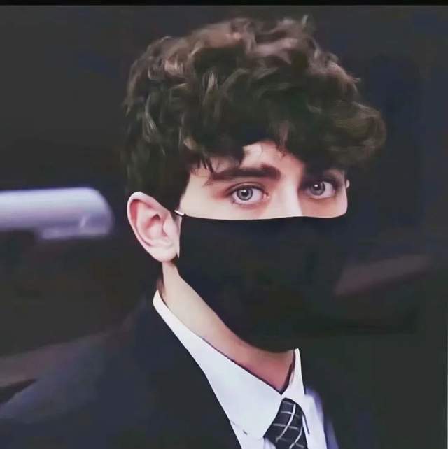 一些女孩在社交媒体上说自己爱上了一个罪犯,cameron herrin夺走了