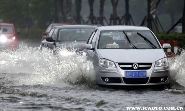 下雨天，水淹车，上了保险有的也不赔！别大意！