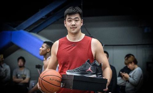 恭喜李洪庆拿下自由市场第一滴血2米08肉盾加盟付豪老朋友