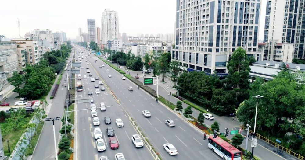 作为龙泉驿的城市主干路,此道路有双向8车道,是连接成都市区与龙泉驿