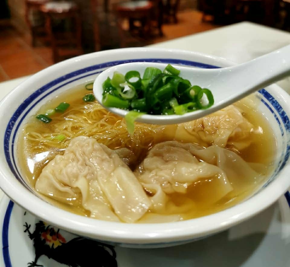 云吞面也是香港饮食文化中不可或缺的一部分.