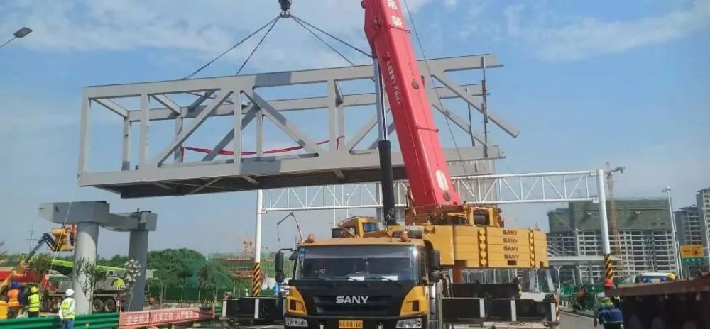 西安最大单跨跨径人行天桥主跨架梁成功