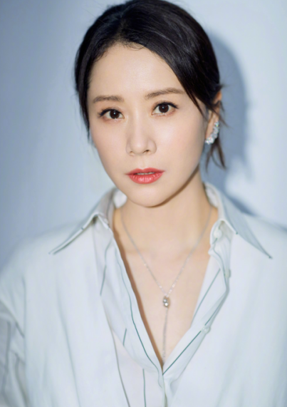 海清长发写真曝光红唇配西装魅惑性感网友曝料她人气红遍泰国