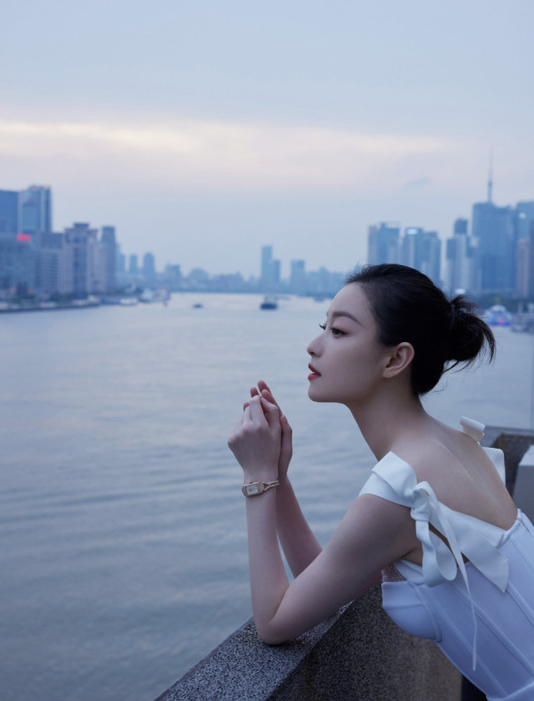 倪妮穿白色吊带裙出席活动,优越的天鹅颈 风韵的侧颜
