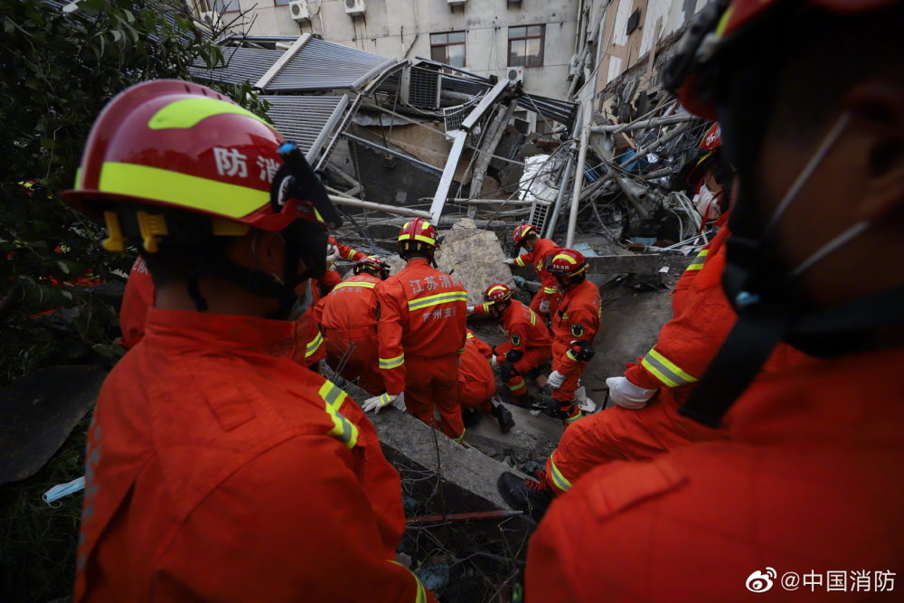 直击苏州一酒店坍塌救援现场,伤者从废墟中被抬出画面曝光