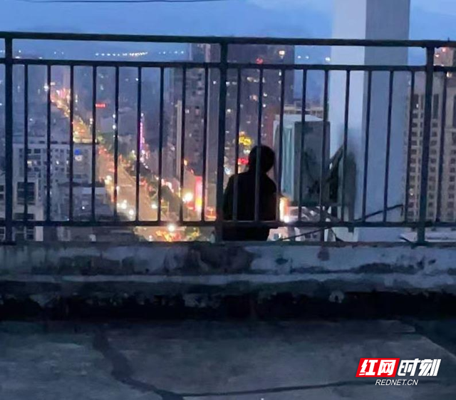 好惊险!永州一花季少女爬上32层楼顶欲轻生