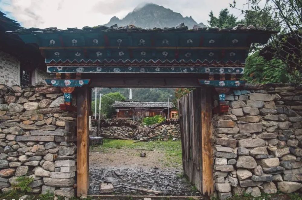 图|去哪儿聪明旅行家@拿相机的尤- 巴松措 -一汪绿宝石般的湖水,夹在