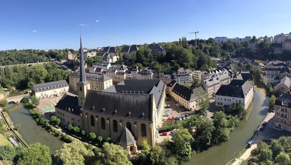 卢森堡面积很小,但非常富裕,人均gdp是世界之最,主要靠金融,银行业,是