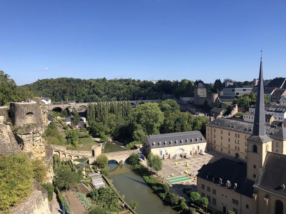 卢森堡面积很小,但非常富裕,人均gdp是世界之最,主要靠金融,银行业,是