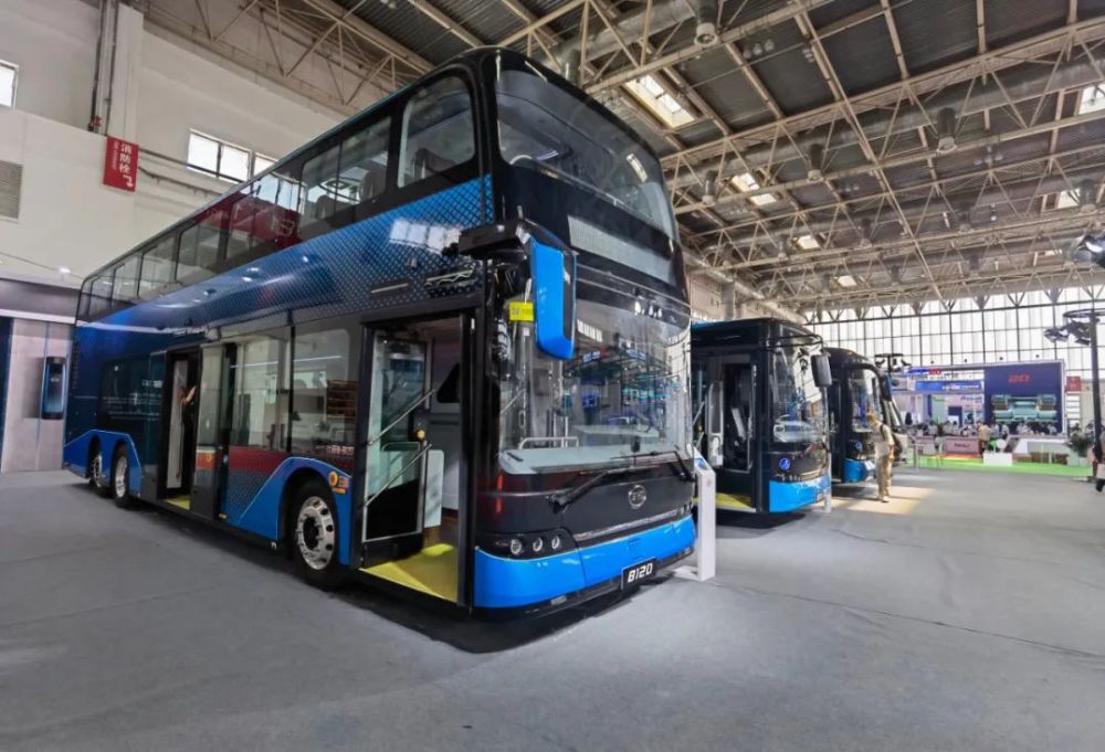 还设有led光源氛围灯;金龙客车xmq6115"地铁巴士"城市客车不仅采用了