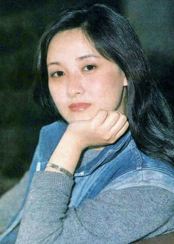 王贵娥觉得邓婕年纪大,个子矮,皮肤黑,眼睛上还有一道疤痕,不知道该让