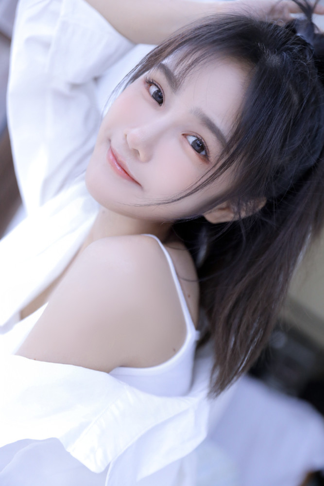 苏杉杉7月私服照,一口甜少女清新怡人,纯色浪漫满满夏日气息
