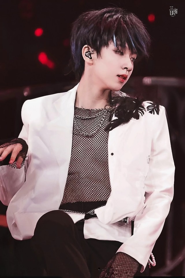 贺峻霖绝美照片:惊艳的舞台照