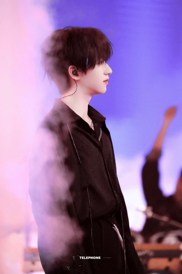 贺峻霖绝美照片:惊艳的舞台照