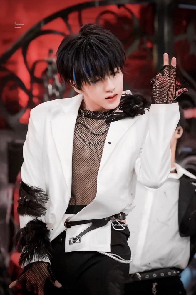 贺峻霖绝美照片惊艳的舞台照