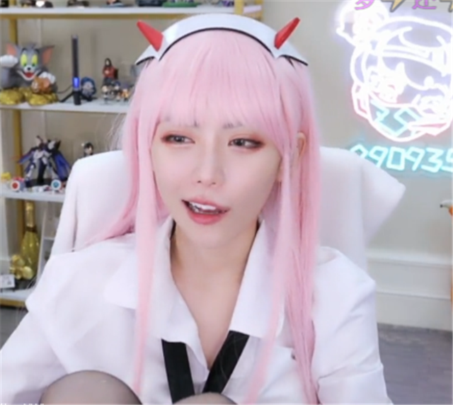 周淑怡再出新cos造型,粉色头发黑长袜,叫粉丝一声没人敢答应