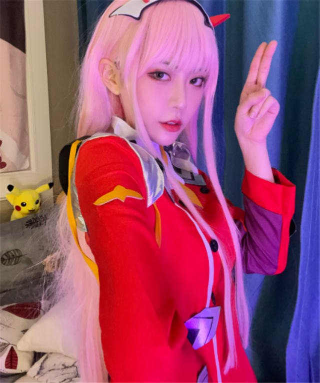 周淑怡再出新cos造型,粉色头发黑长袜,叫粉丝一声没人敢答应