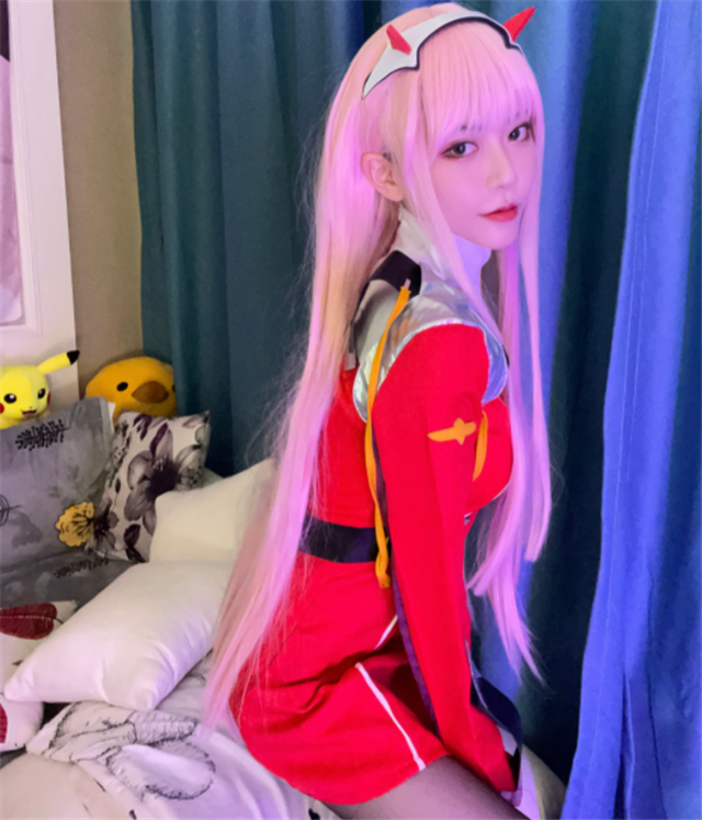 周淑怡再出新cos造型粉色头发黑长袜叫粉丝一声没人敢答应