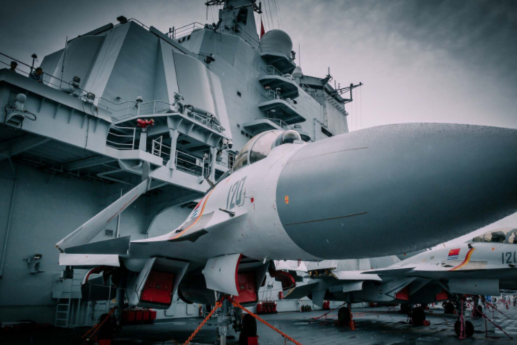 山东号航母甲板出现黑痕,国产钢材质量不过关?专家:日常清洗