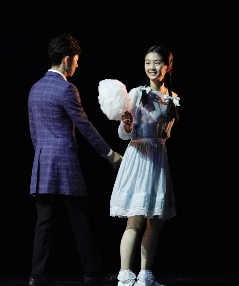 多多穿便服与话剧演员们合影,身高直逼何炅气质出众,高清舞台照再曝光