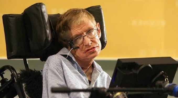 最后一个预言令人很费解,霍金预言人类必须在2117年之前离开地球,否则