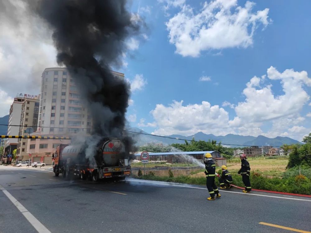 为防止罐车发生爆炸, 消防员们首先出2支水枪进行冷却灭火