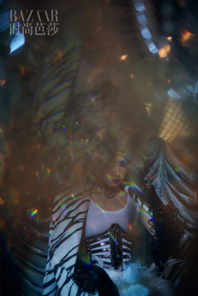 蕾丝项链,皮质束腰 punk rave背心羽毛连衣裙 koche波浪花边丝绒手套