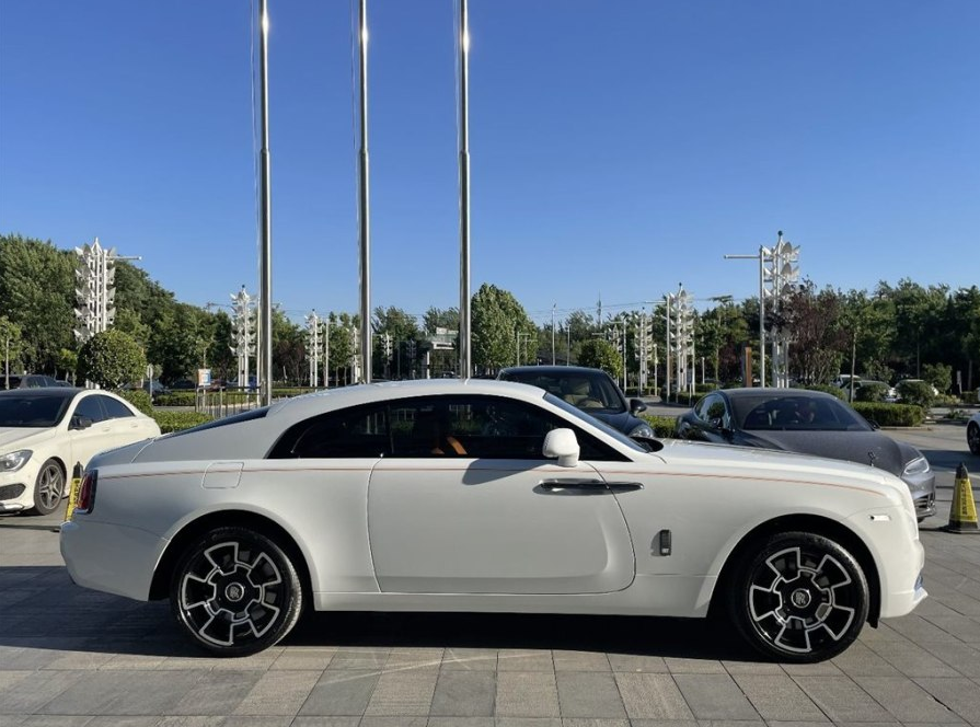 小伙开劳斯莱斯跑车陪朋友提奔驰g63,停奔驰门店门前泰然自若