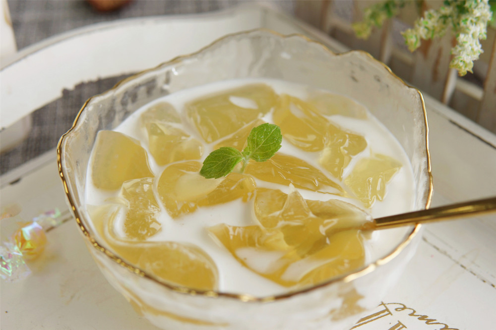 稍微动一动脑筋就能diy一杯冰凉又解暑的夏日饮品,教你一道雪梨菊花冻