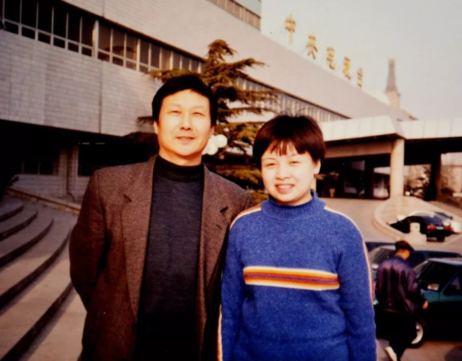 登春晚走红的李琼近照变化大双下巴显眼这些年她经历了什么