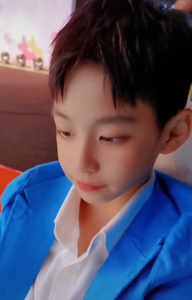 曹颖10岁儿子当主持人工作超10小时强度高连盒饭都要抽空吃