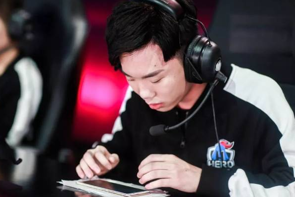 hero尘夏自曝转教练原因如果有更强的人你有什么资格在台上打