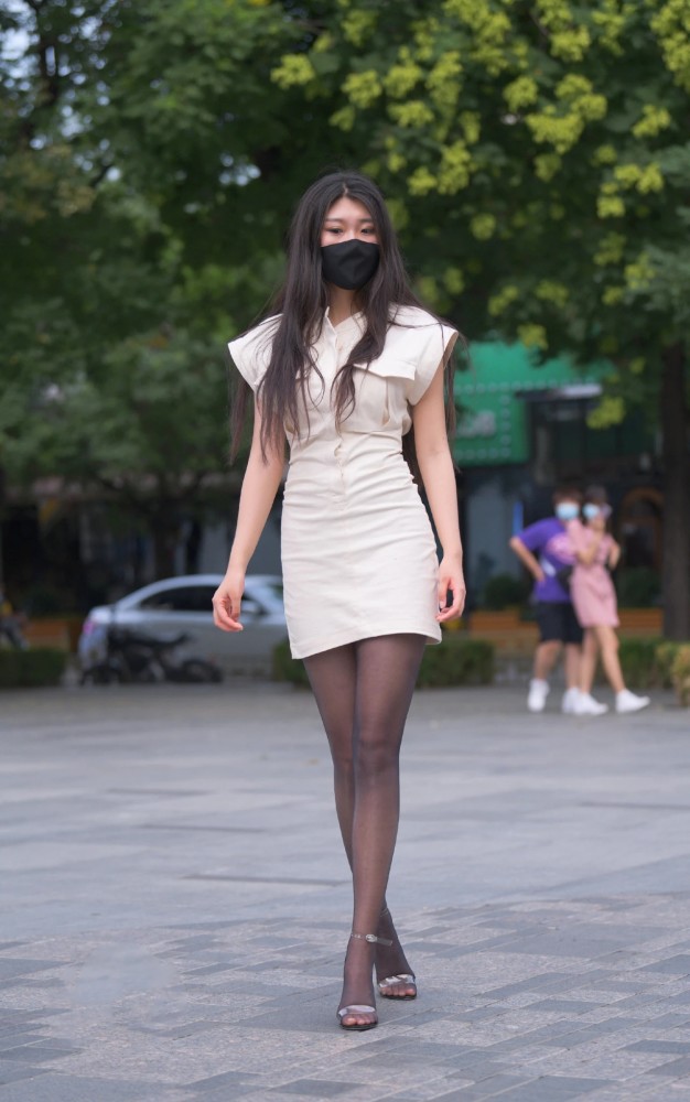 神采奕奕的美女修身裙装打扮完美展示身材腿型